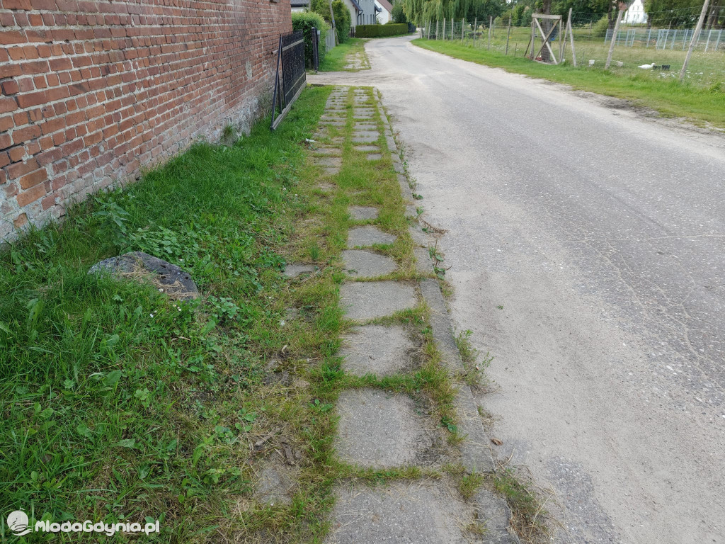 Chodniki w Nadziejewie - przed i po interwencji radnego Jerzego Terechowa