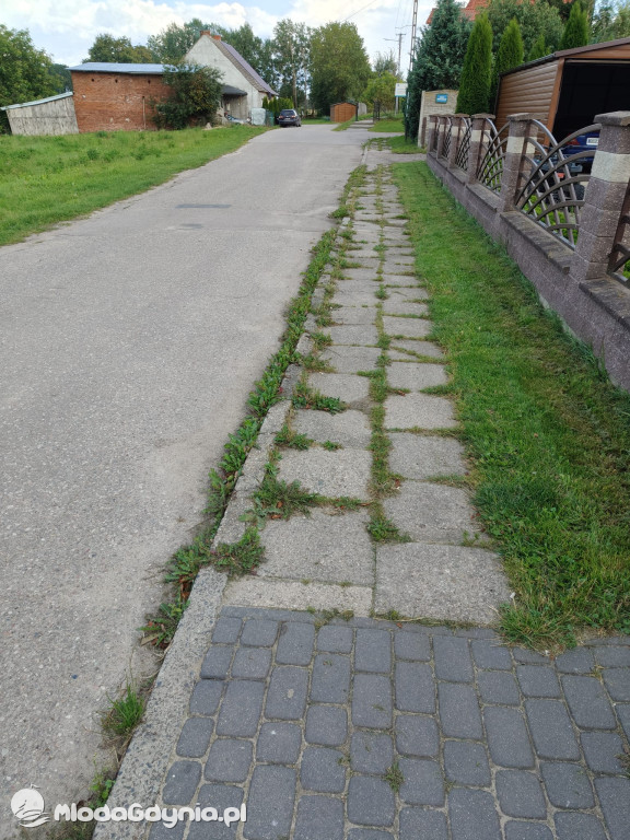 Chodniki w Nadziejewie - przed i po interwencji radnego Jerzego Terechowa
