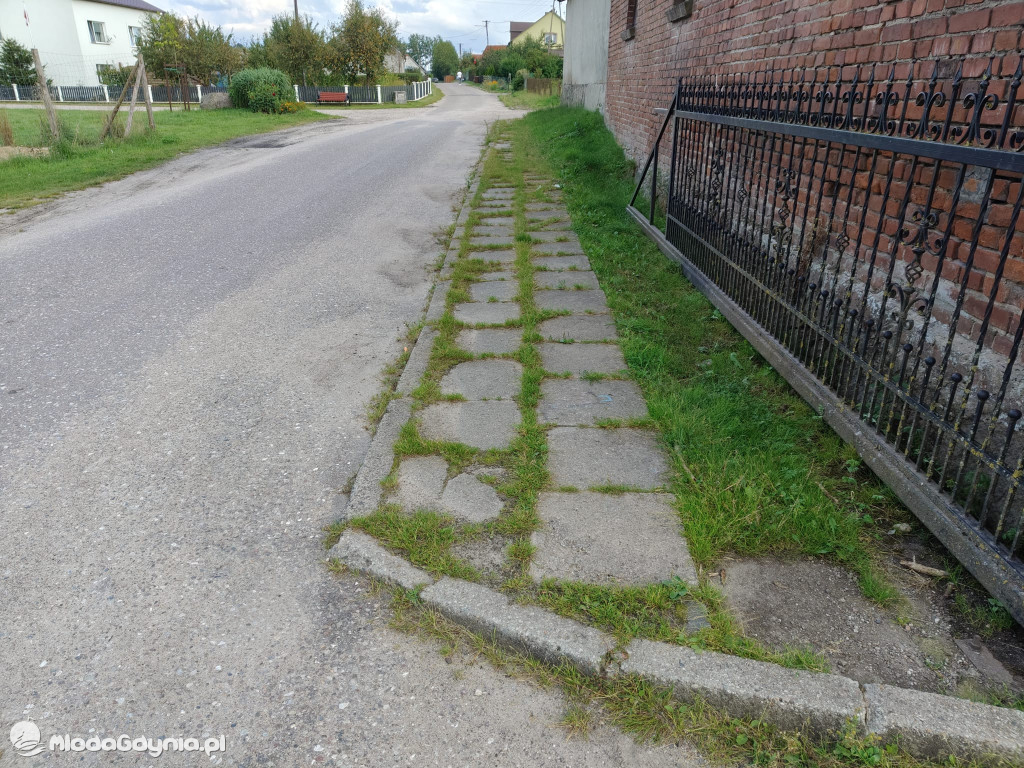 Chodniki w Nadziejewie - przed i po interwencji radnego Jerzego Terechowa