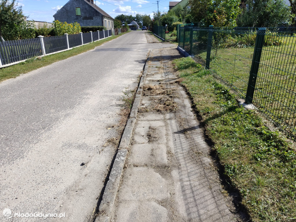 Chodniki w Nadziejewie - przed i po interwencji radnego Jerzego Terechowa
