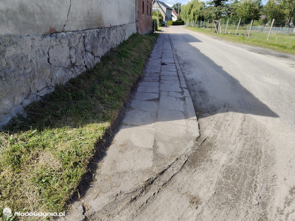 Chodniki w Nadziejewie - przed i po interwencji radnego Jerzego Terechowa