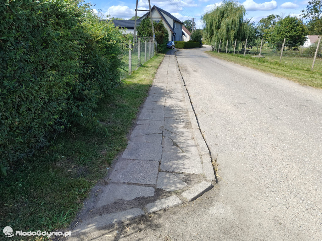 Chodniki w Nadziejewie - przed i po interwencji radnego Jerzego Terechowa