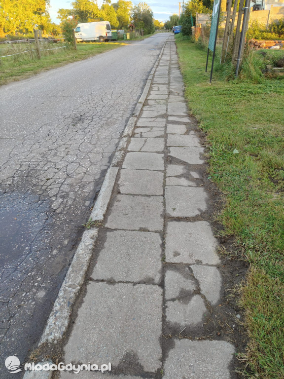 Chodniki w Nadziejewie - przed i po interwencji radnego Jerzego Terechowa