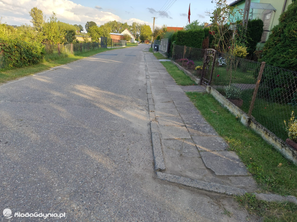 Chodniki w Nadziejewie - przed i po interwencji radnego Jerzego Terechowa