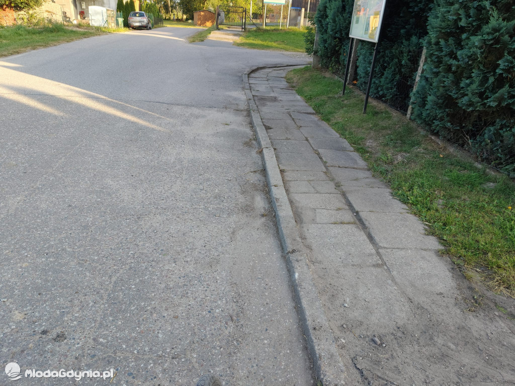 Chodniki w Nadziejewie - przed i po interwencji radnego Jerzego Terechowa