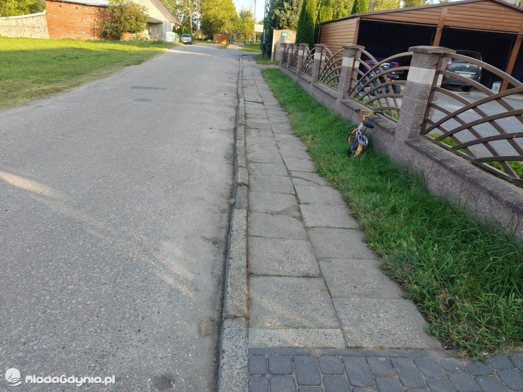 Chodniki w Nadziejewie - przed i po interwencji radnego Jerzego Terechowa