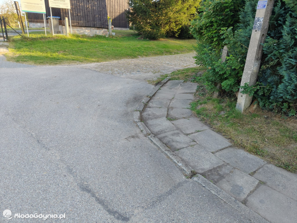 Chodniki w Nadziejewie - przed i po interwencji radnego Jerzego Terechowa