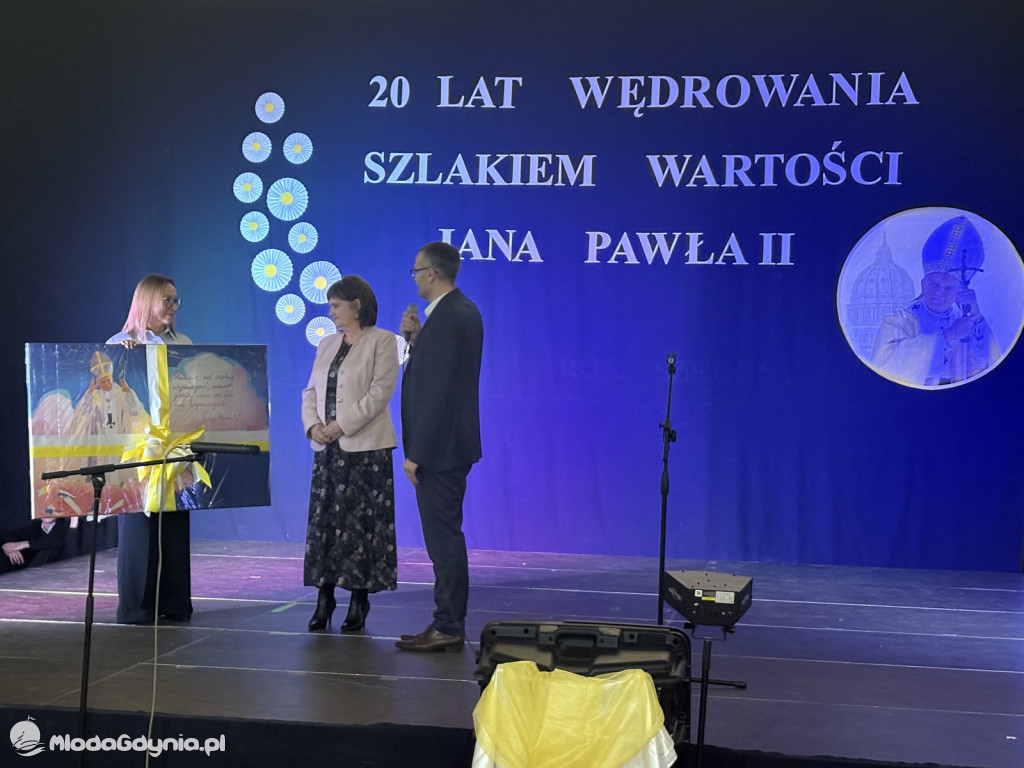 20-lecie nadania Szkole Podstawowej w Leźnie imienia Jana Pawła II