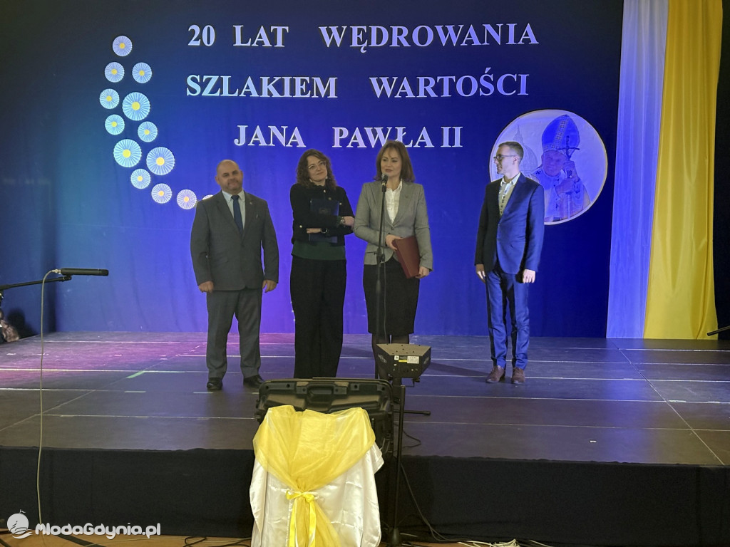 20-lecie nadania Szkole Podstawowej w Leźnie imienia Jana Pawła II