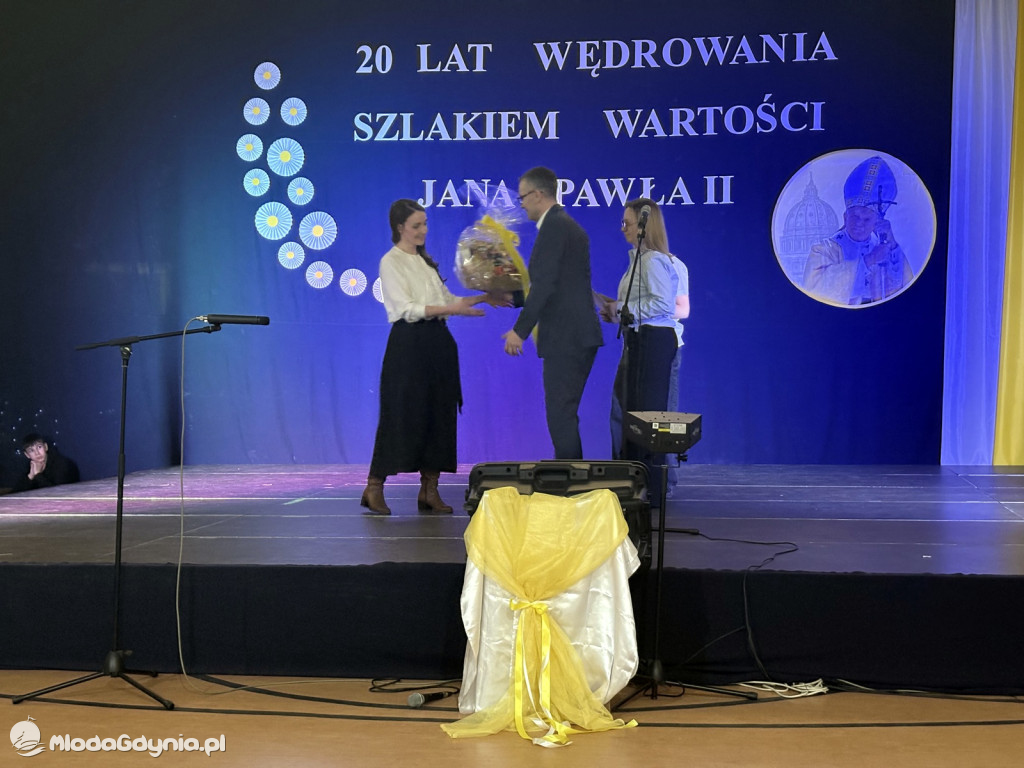 20-lecie nadania Szkole Podstawowej w Leźnie imienia Jana Pawła II