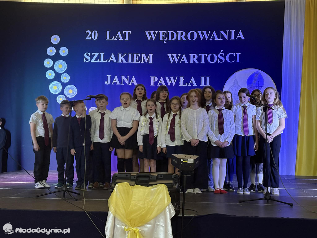 20-lecie nadania Szkole Podstawowej w Leźnie imienia Jana Pawła II