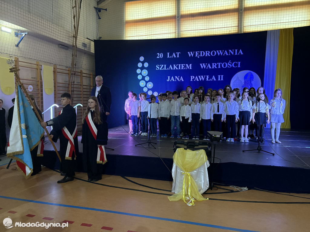 20-lecie nadania Szkole Podstawowej w Leźnie imienia Jana Pawła II