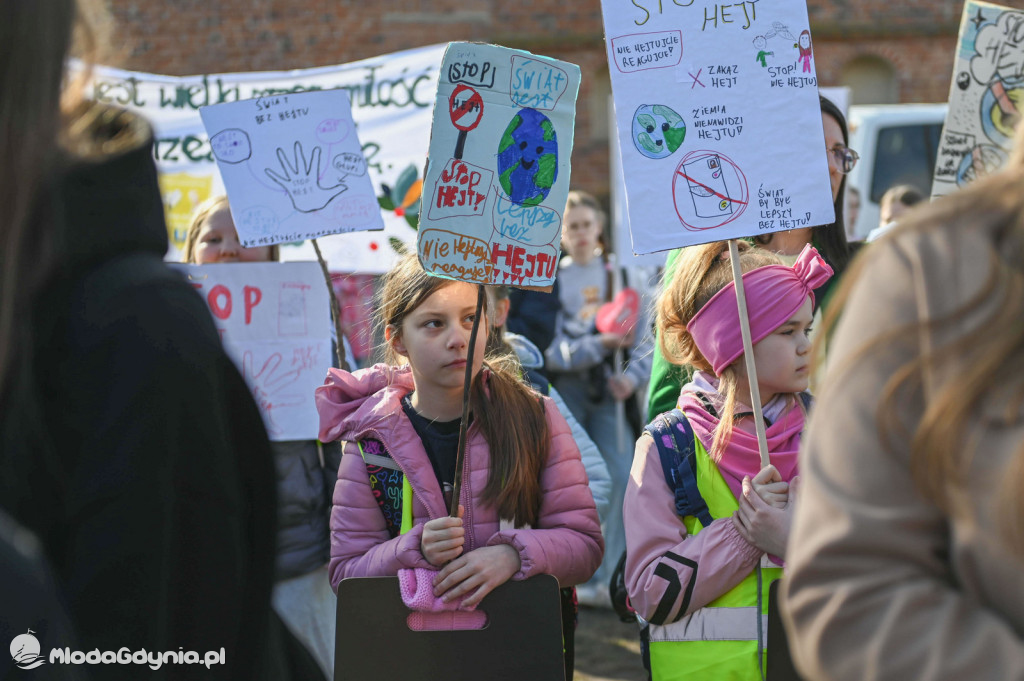 „Stop Hejt – Działaj z miłością do ludzi”. Wspólna akcja w Żukowie