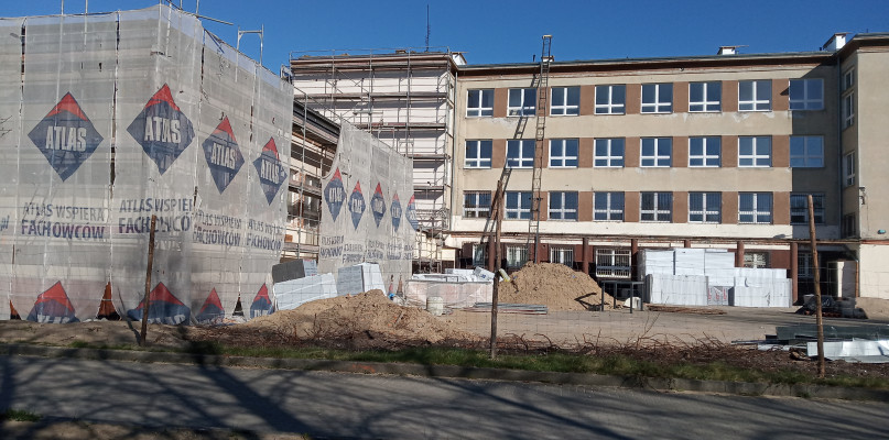 Termomodernizacja SP 52 - prace trwają. Nie ma jednak podziału szkoły na dwie plac