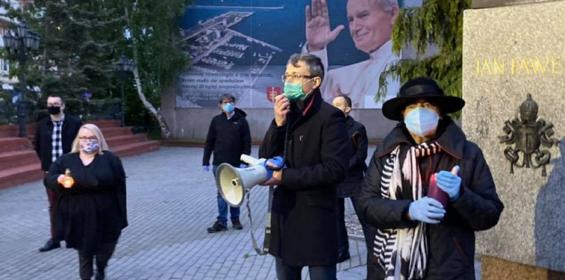 Co z tym chowaniem i zabawą? Czy jest to atak na Kościół czy walka o sprawiedliwoś