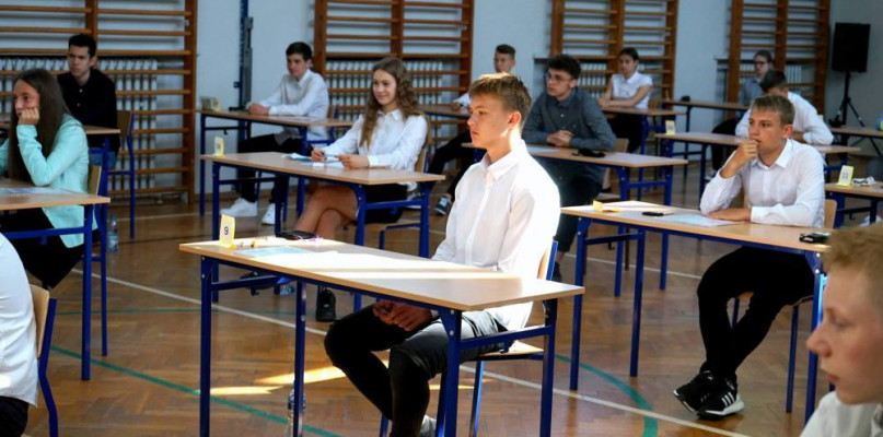CKE: ósmoklasiści zdobyli średnio 60 proc. punktów z polskiego i 47 proc. z matema