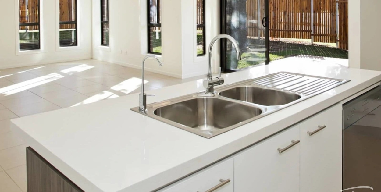 Dlaczego spiek kwarcowy to dobry materiał na blat kuchenny?