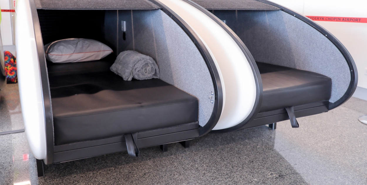 Kapsuły do spania na warszawskim Okęciu. Ile kosztuje godzina drzemki? 
