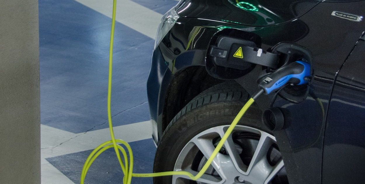 Dmuchanie na zimne czy realne zagrożenie? Zakaz wjazdu tych aut do garaży pod lupą