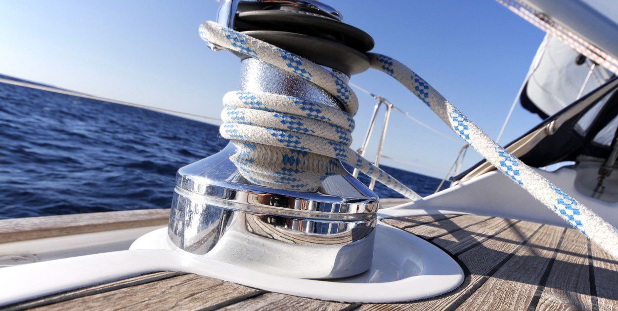 Liny żeglarskie – czym się od siebie różnią oraz jak wybrać odpowiednie?
