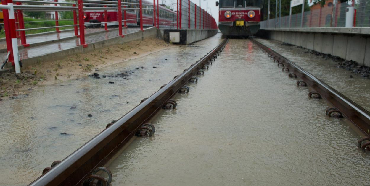 Wybierasz się koleją na Śląsk? Z powodu powodzi odwołane połączenia kolejowe