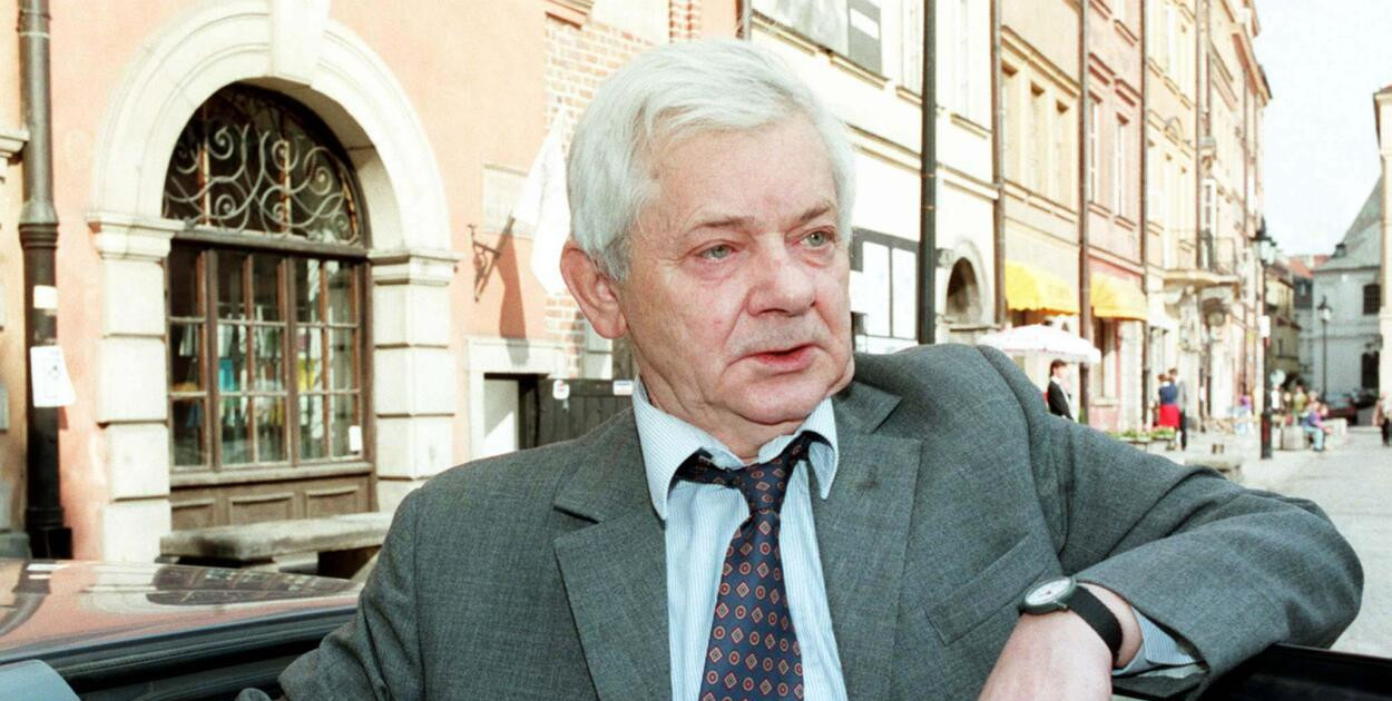 100 lat temu urodził się Zbigniew Herbert, poeta, który potrafił wzbić się ponad..