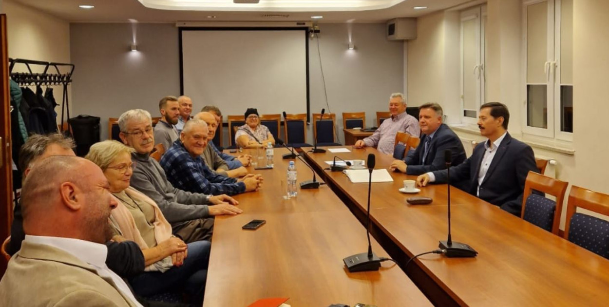 Poseł Michał Kowalski z mieszkańcami Jastarni o modernizacji linii kolejowej 213