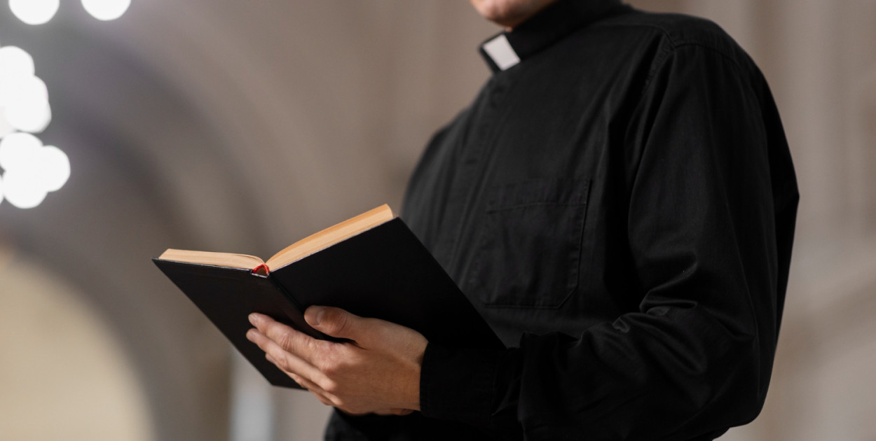 Ile Polacy dają księżom po kolędzie? Taka kwota najczęściej trafia do kopert