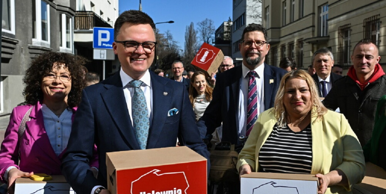 Hołownia złożył w PKW 400 tysięcy podpisów poparcia pod jego kandydaturą