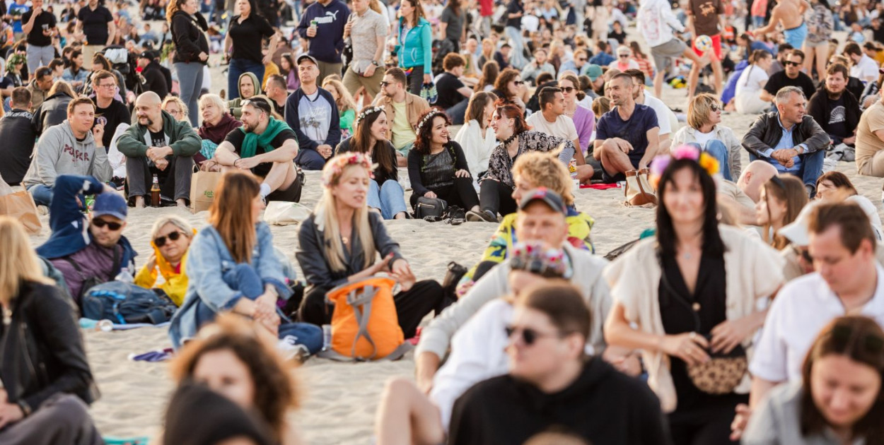 Uczestnicy „Cudawianków” na plaży (fot. Karol Stańczak)