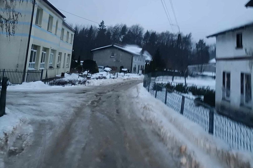 KARTUZY - śnieg i lód na drogach