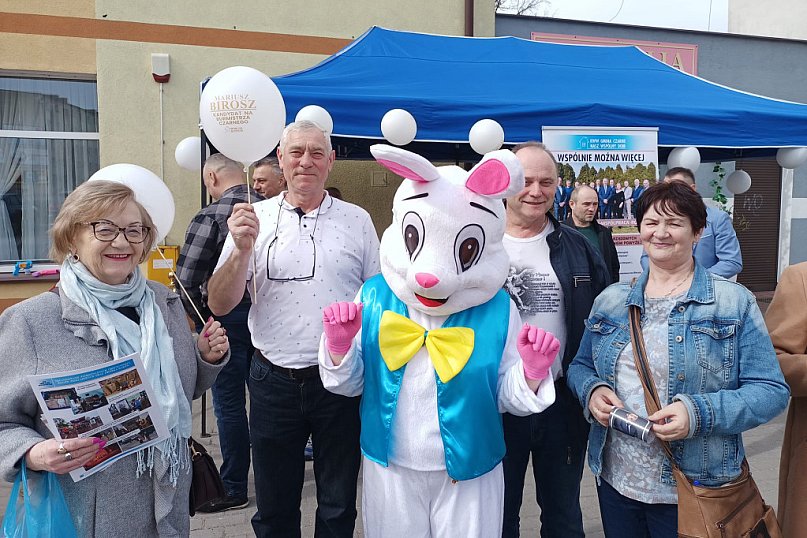Poniedzialek wielkanocny w Czarnem - spotkanie w centrum przed Klubową