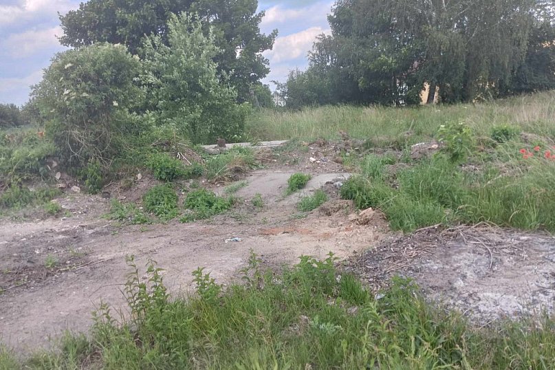 Zaniedbane działki we Wronkowie. Nadal nieuprzątnięty azbest