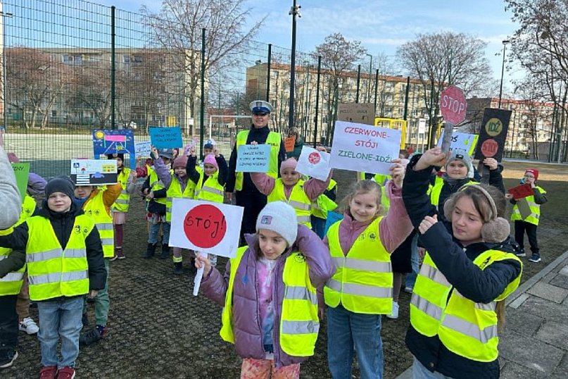 Bezpieczny spacer szkolniaków