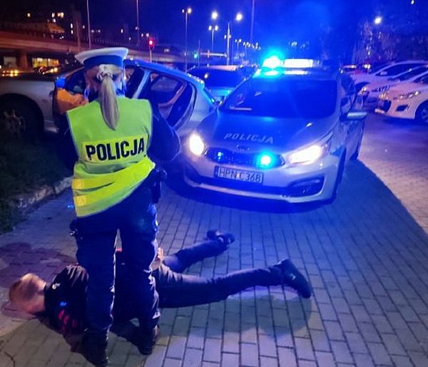 Gdynia/ Policyjny pościg za 24-latkiem; mężczyzna miał narkotyki i zakaz prowadzen-62760
