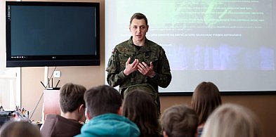 Ruszyły zajęcia „Edukacja z wojskiem”. Nowacka w SP 44 w Gdyni: potrzebne jest-62994