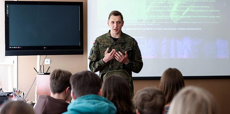 Ruszyły zajęcia „Edukacja z wojskiem”. Nowacka w SP 44 w Gdyni: potrzebne jest - 62994