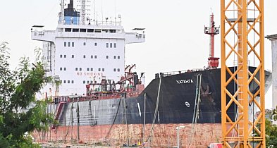 Port Gdynia: tankowiec "Khatanga" przygotowany do opuszczenia portu-72527