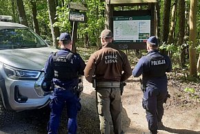Dzielnicowi z Chwarzna razem ze Strażą Leśną – wspólna akcja w lesie  -72890
