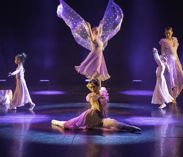 W chmurach, wśród marzeń – kulisy niezwykłej premiery Teatru Tańca w Filharmonii -73215
