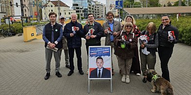 Ostatnia prosta kampanii Trzaskowskiego. W Gdyni akcje ulotkowe z udziałem...-73244