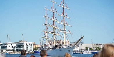 Gdynia/ Dar Młodzieży wypłynął w dwumiesięczny w rejs-73944