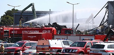 Strażacy kontynuują działania po środowym pożarze hali w Kawlach-75521