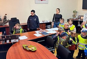 Przedszkolaki z „Trampoliny” odwiedziły Komendę Miejską Policji w Gdyni-77070