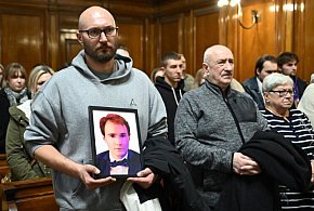 Ponad 20 lat więzienia dla 21-latka z Gdyni oskarżonego o zepchnięcie pod pociąg-79090