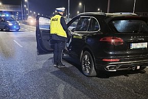 Jechał Porsche pod prąd obwodnicą. 85-latek został zatrzymany przez policjantów
