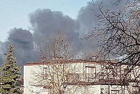 Gdynia/ Pożar hali magazynowej przy ul. Północnej; z ogniem walczy około 30...