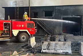 Gdynia/ Trwa dogaszanie pożaru hali z makulaturą; na miejscu ciężki sprzęt i robot
