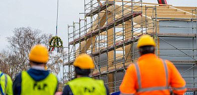 Symboliczny moment w Łebie – zawieszenie wiechy na bazie operacyjno-serwisowej-78110