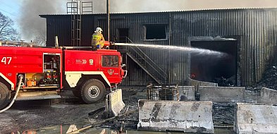 Gdynia/ Trwa dogaszanie pożaru hali z makulaturą; na miejscu ciężki sprzęt i robot